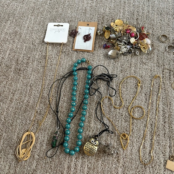 Jewelry Lot - New, Vintage, and Modern - Earrings, Bracelets, and Necklaces - Picture 2 of 6